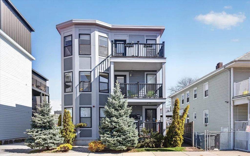 15 W Bellflower St, South Boston