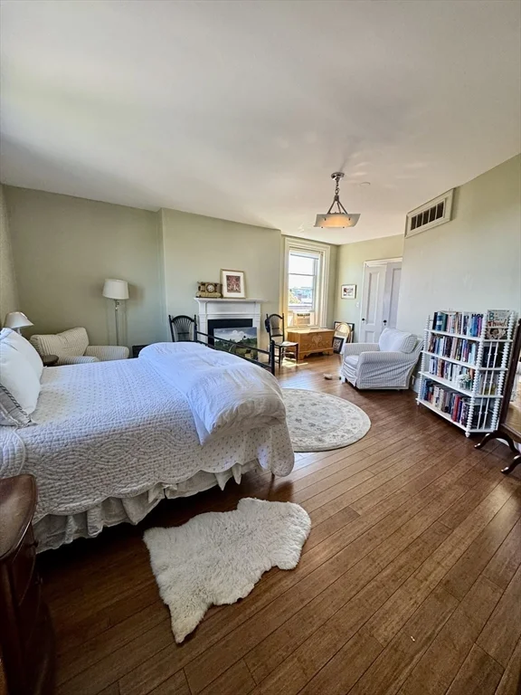 4 Monument Sq, Charlestown