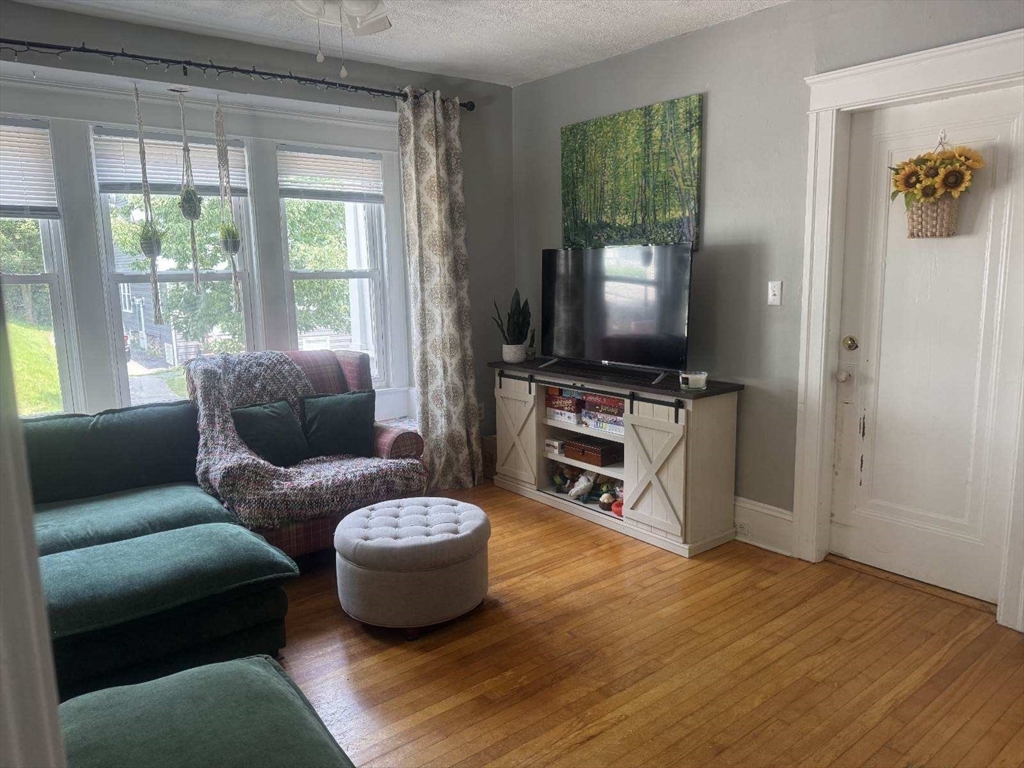 33 Barnes Ave, Worcester