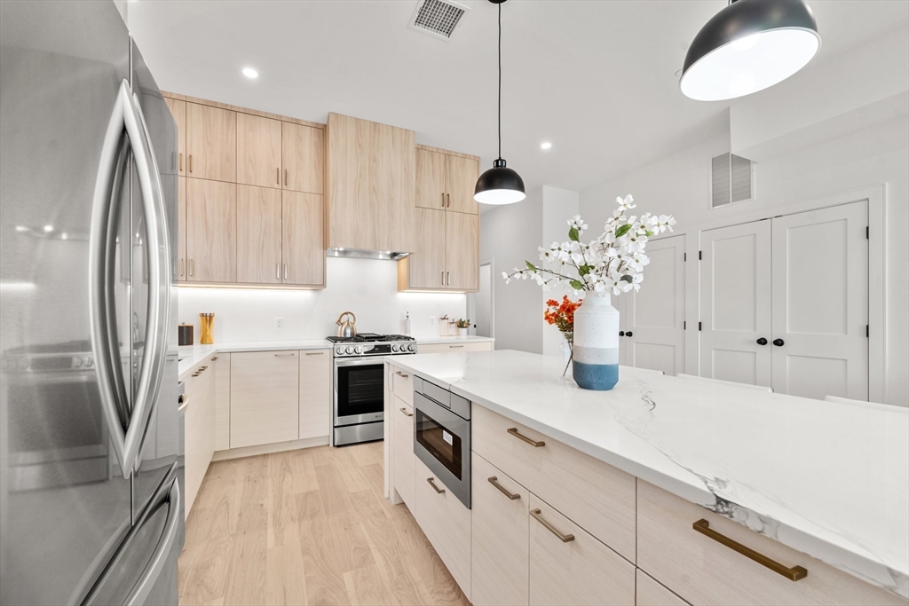 670 Saratoga, Boston