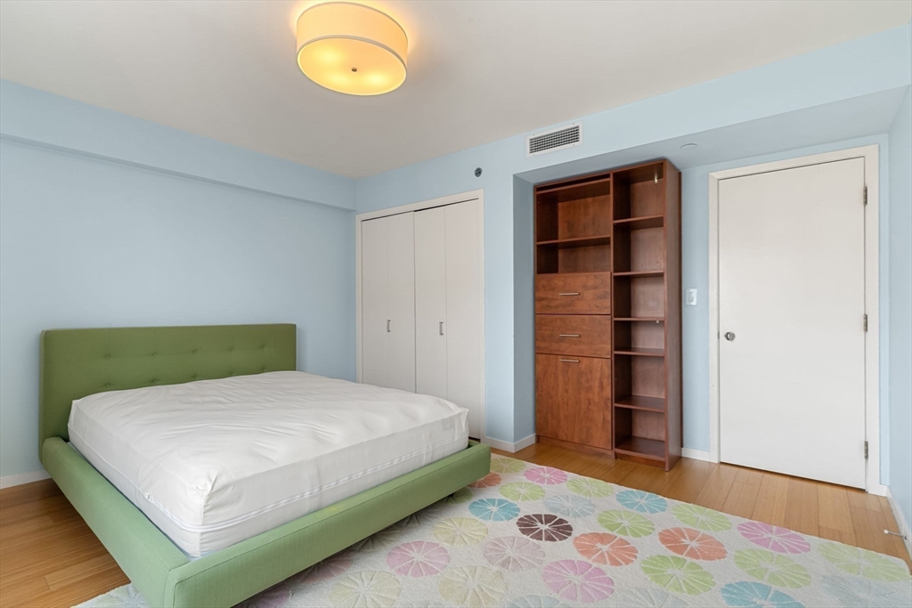 975 Memorial Dr, Harvard Square