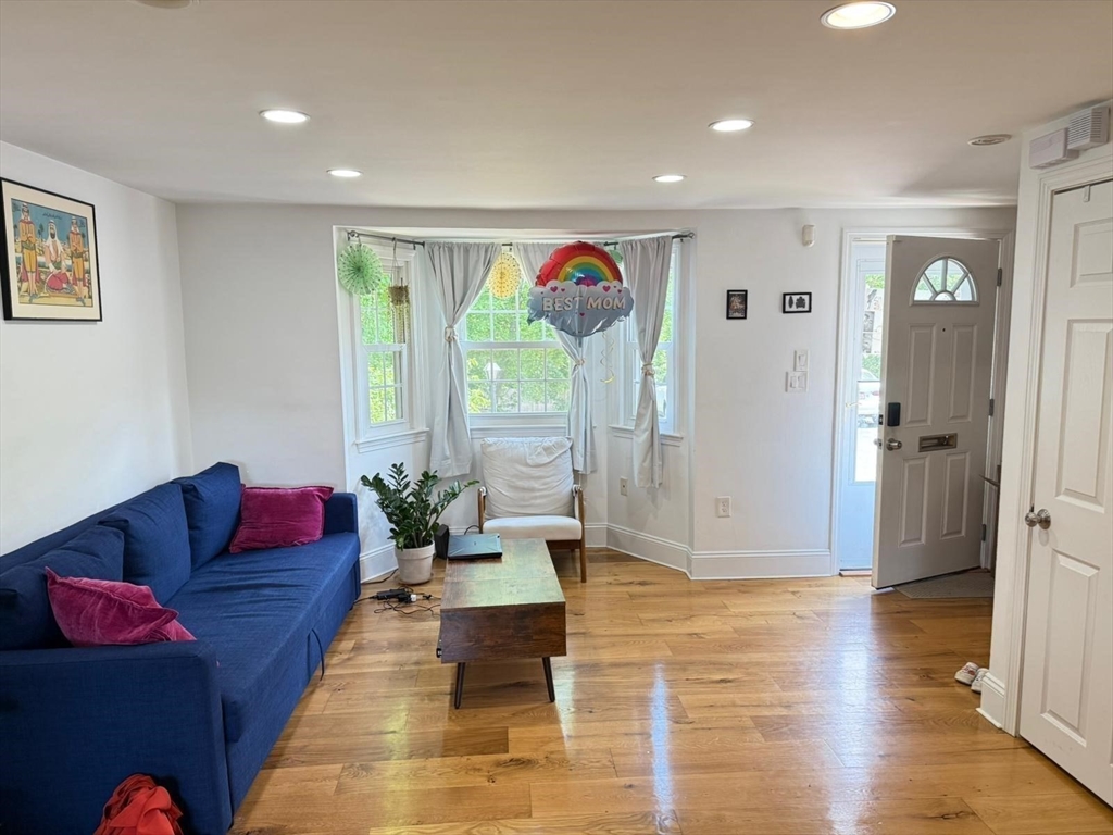 715 Hammond St, Chestnut Hill