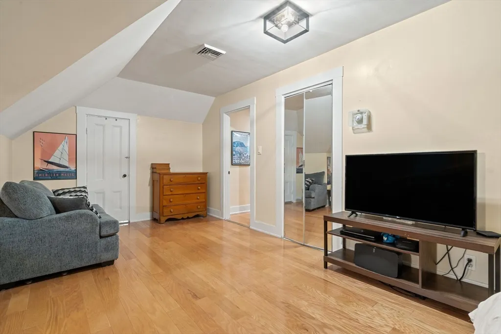 21 Wenham St, Jamaica Plain