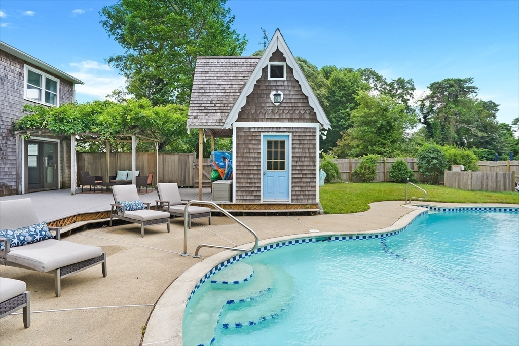 155 Skiff Ave, Tisbury