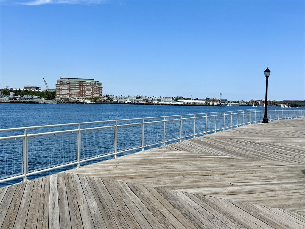 560 Commercial St, North End