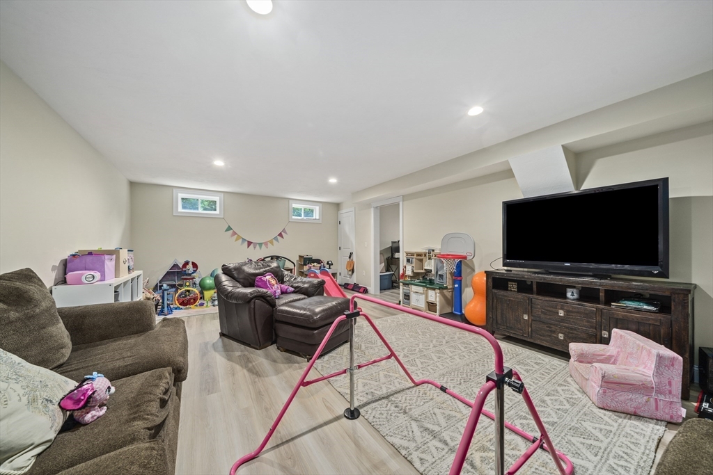 8 Old Field Way, Lakeville