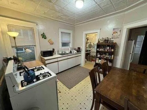 28 Sunset Rd, West Somerville