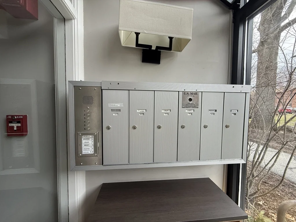 4 Longwood Dr, Andover