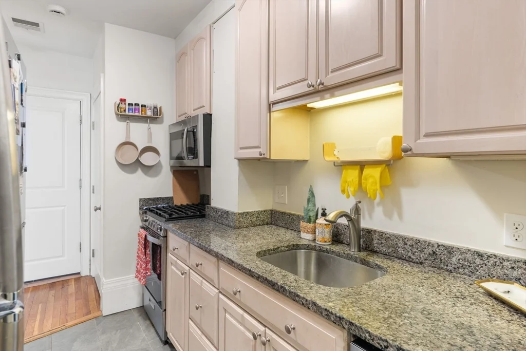 62 West Cedar St, Beacon Hill