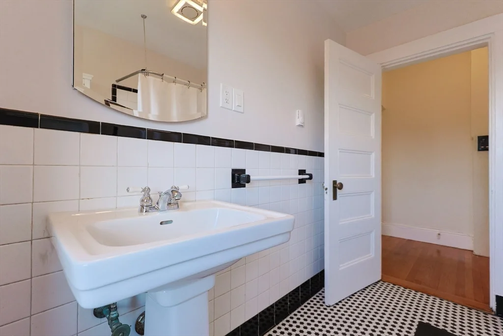 857 Beacon St, Fenway