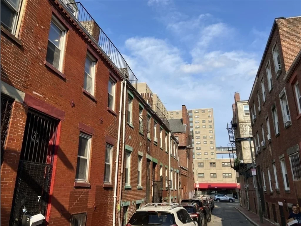 7 Johnny Ct, Chinatown