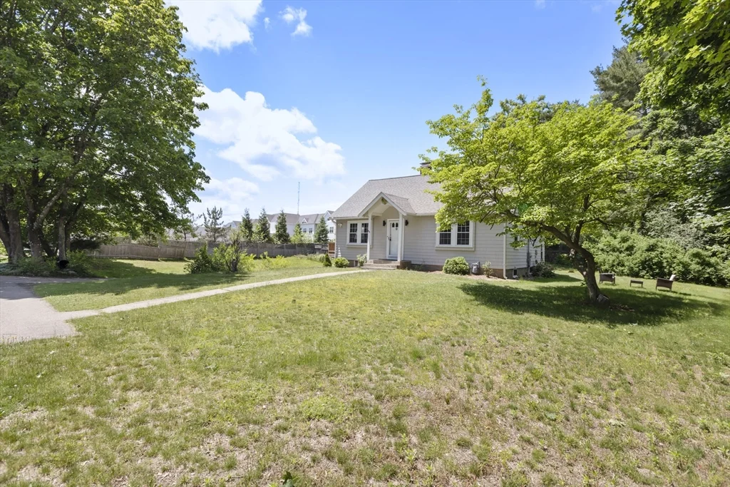 665 S Main St, Sharon