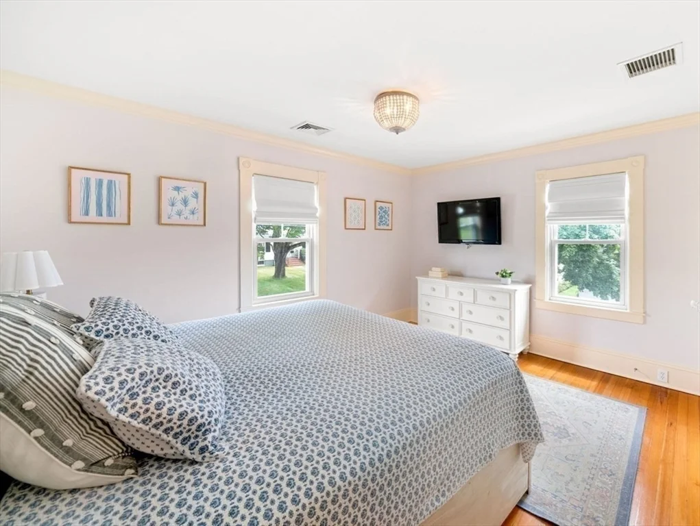 548 Elm St, Dartmouth