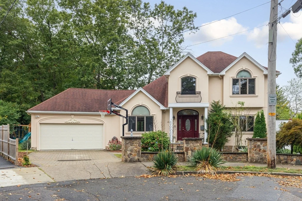 24 Carthay Cir, Newton Highlands
