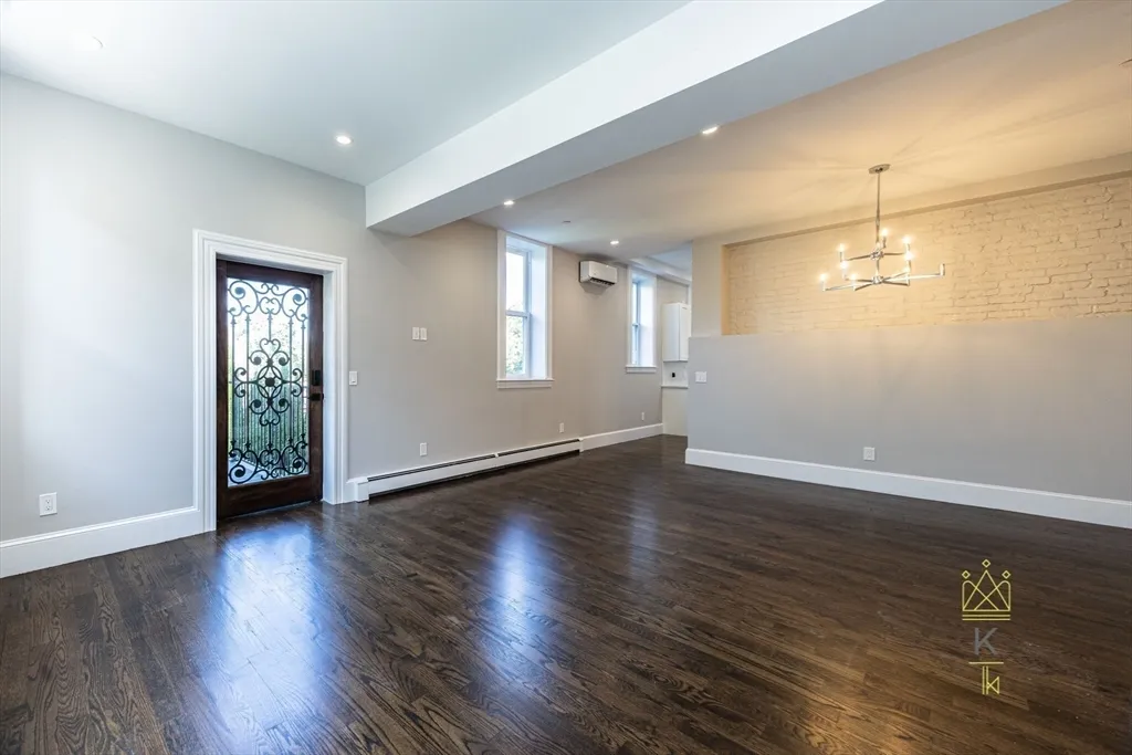 85 Regent St, Roxbury