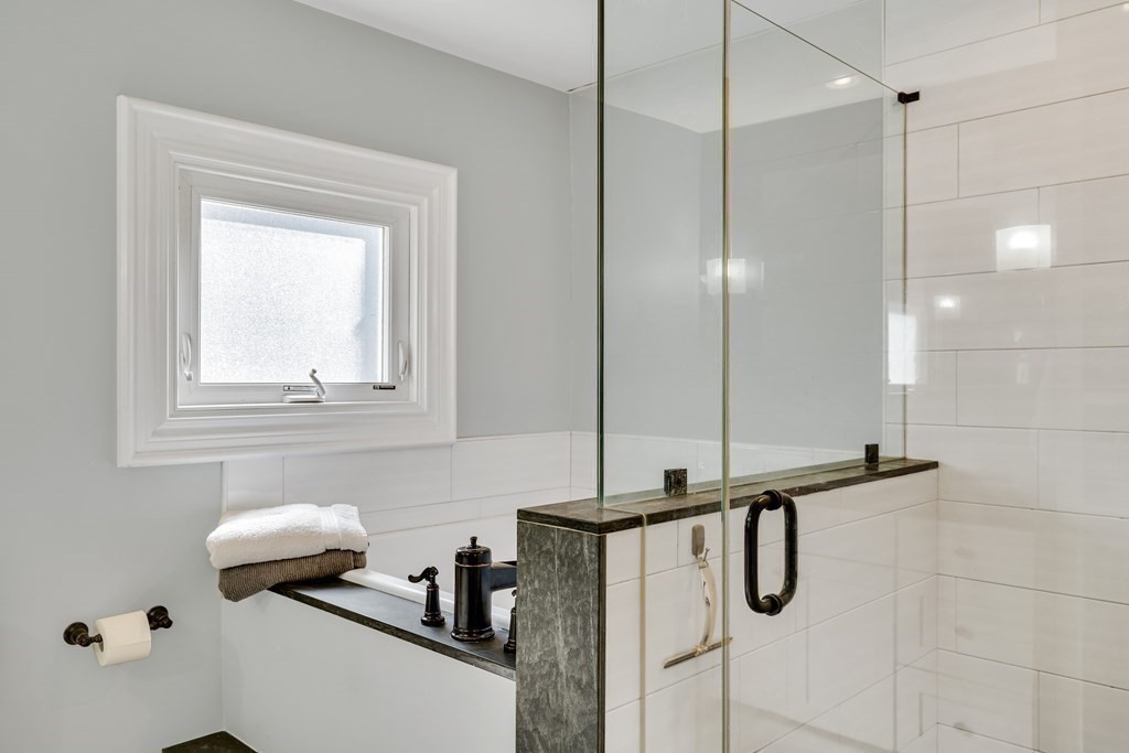 1 Riverside Pl, Riverside