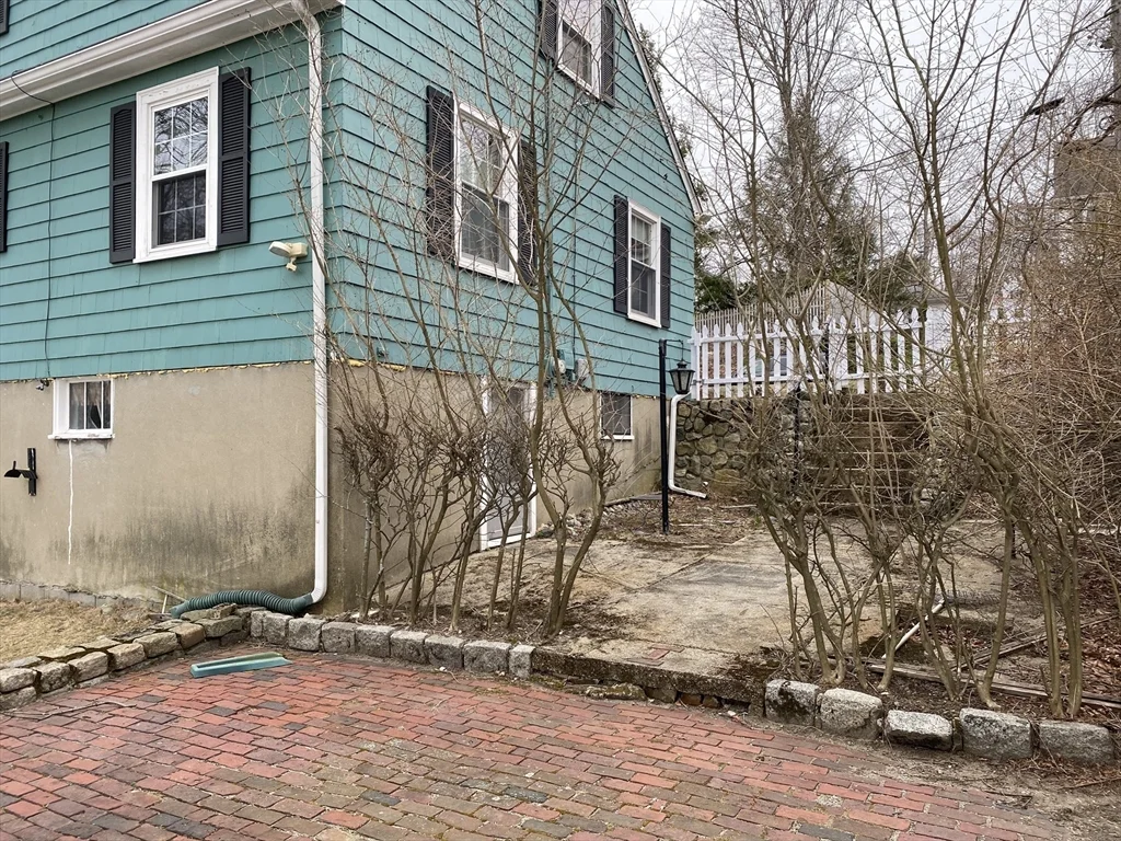 11 Woodbury St, Arlington