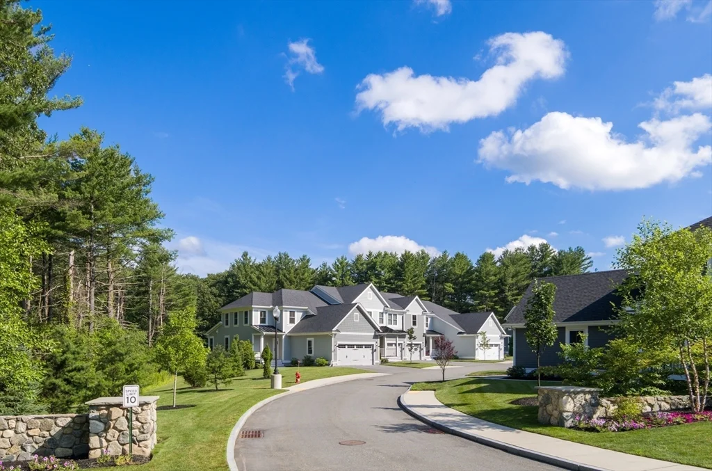 27 Lily Pond Ln, Lexington