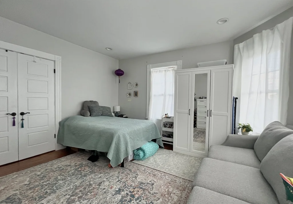 812 Moody St, South Side