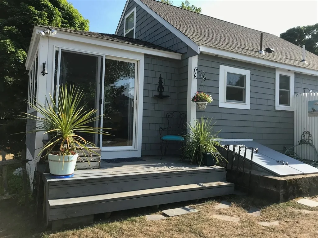 16 Cricket Ln, Rexhame