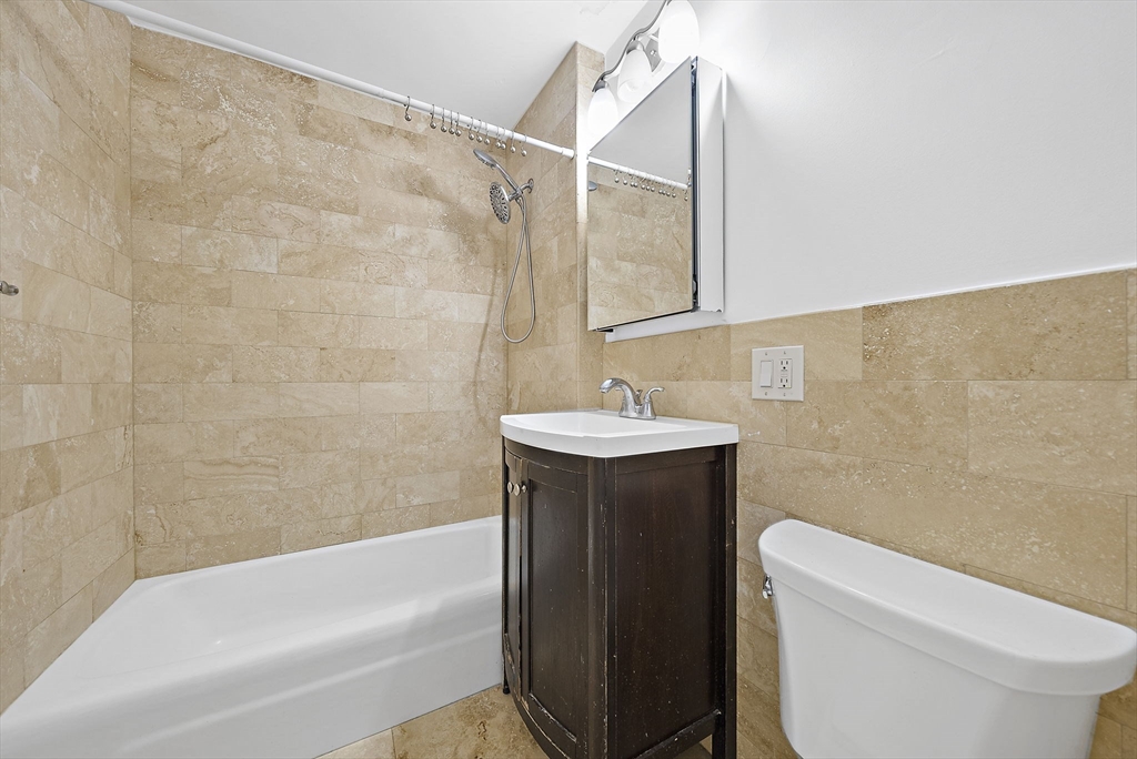 71 Oxford Ave, Strawberry Hill