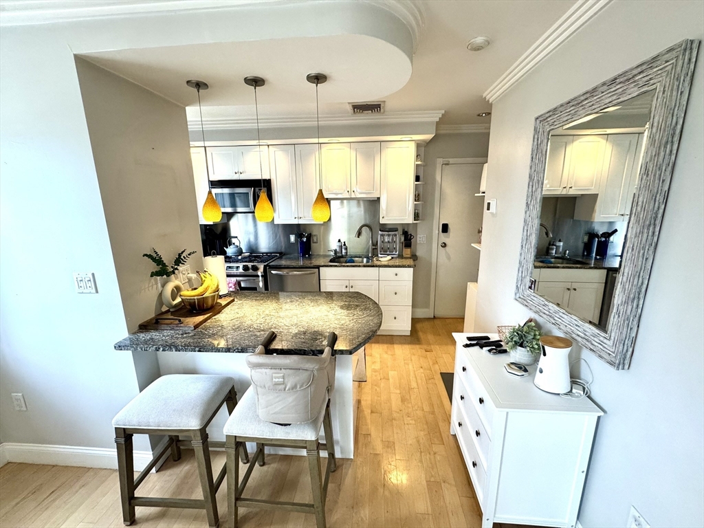 560 Commercial St, North End