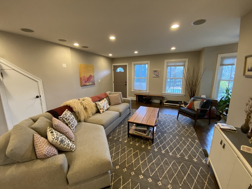 15 Oakdale St, Jamaica Plain