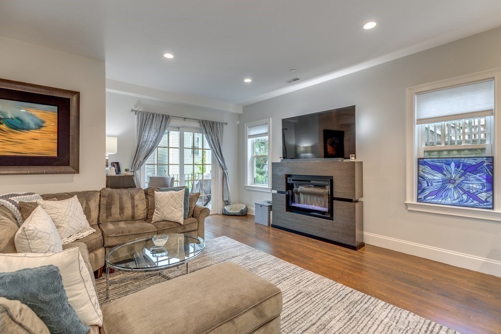 141 W 6th St, South Boston