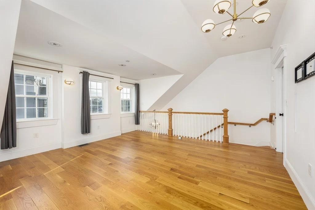 12 S Mason St, Salem