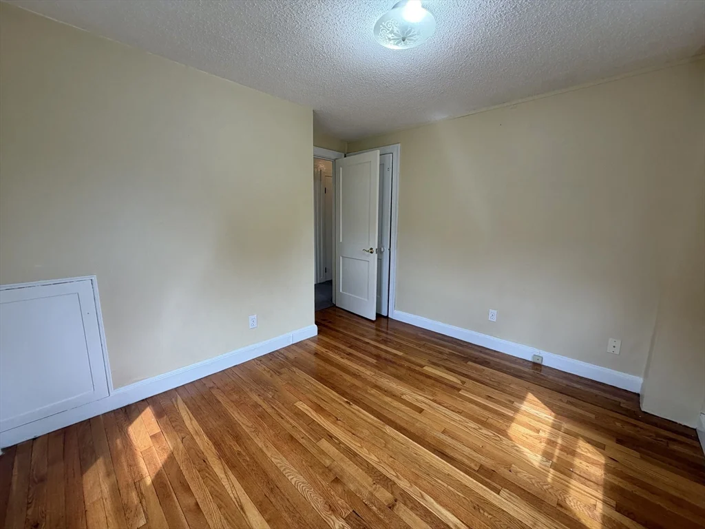 17 Hatfield Rd, West Newton