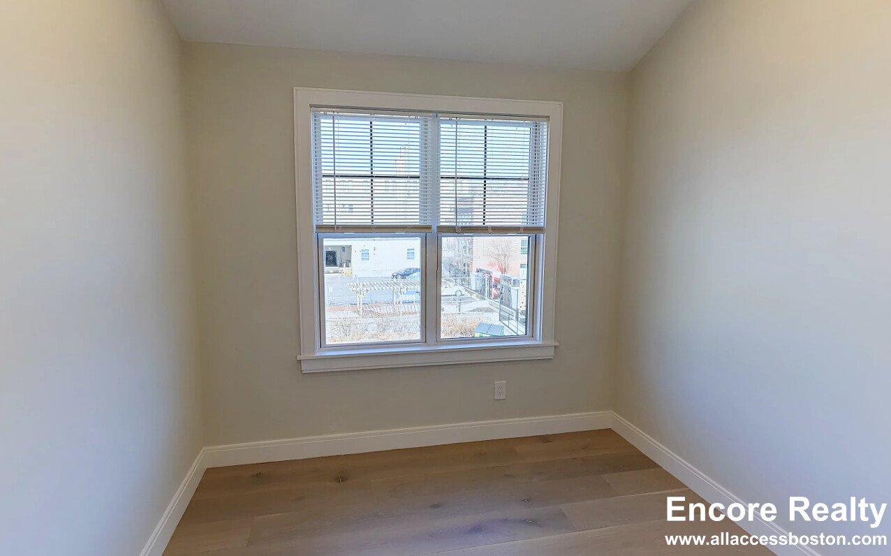 32 Cummins Highway, Roslindale