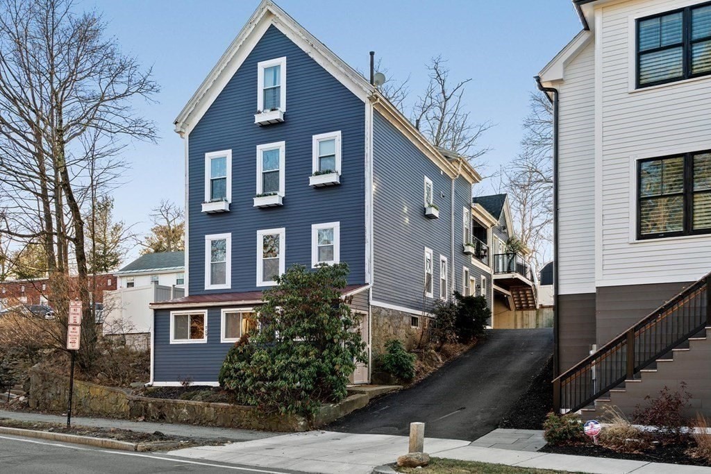 709 Hammond St, Chestnut Hill