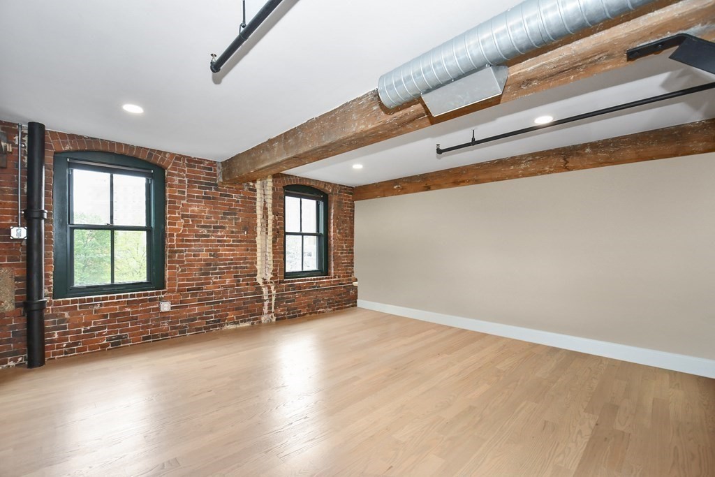 17 Kearney Sq, Lowell