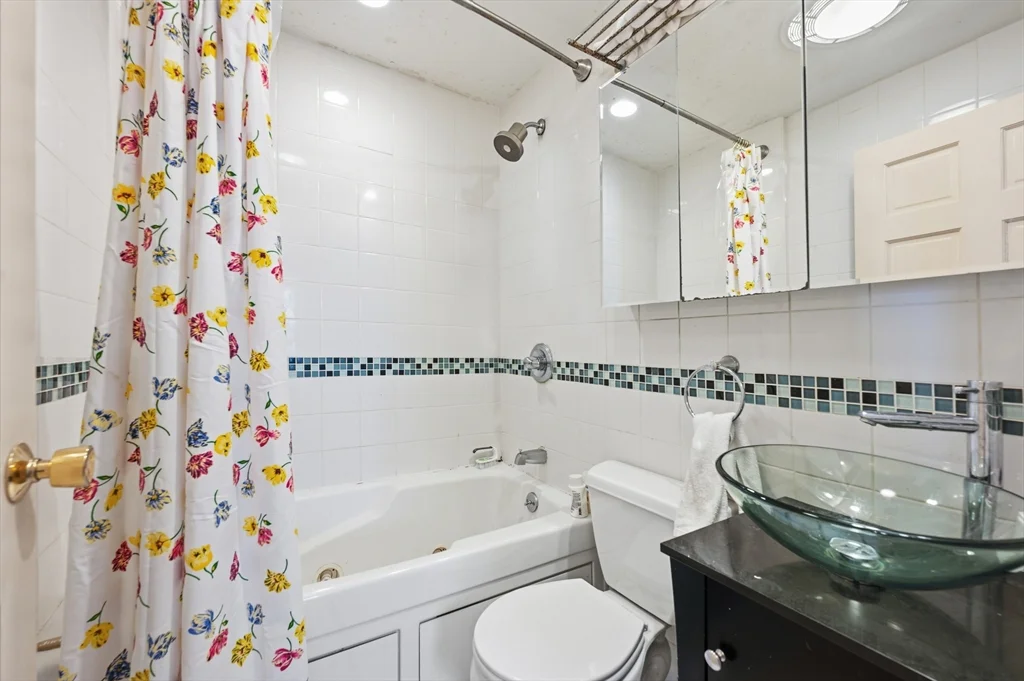 627 E 6th St, South Boston