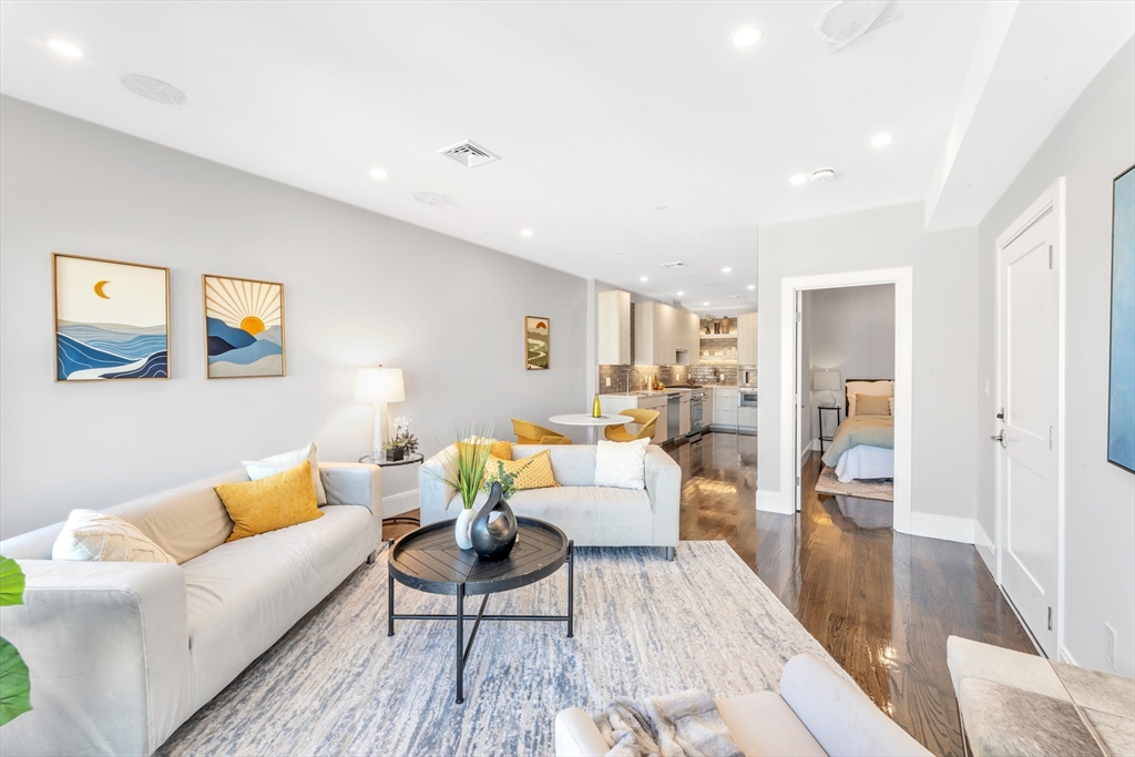 582 East Broadway, Boston