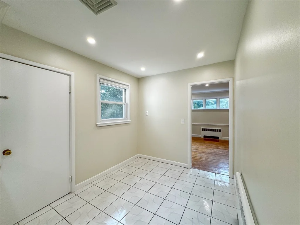 92 Woodcliff Rd, Chestnut Hill