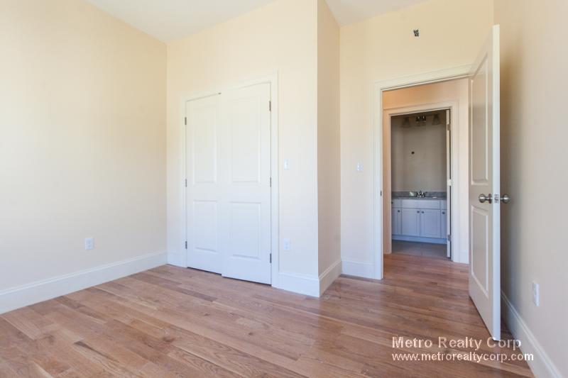 5165 Washington St, West Roxbury