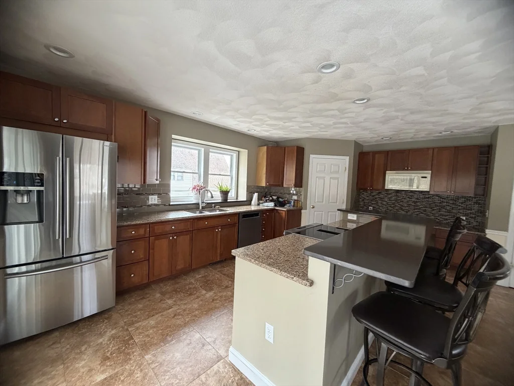 81 N Main St, North Bellingham
