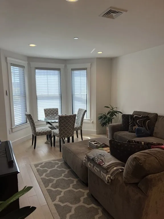 398 Bremen St, East Boston