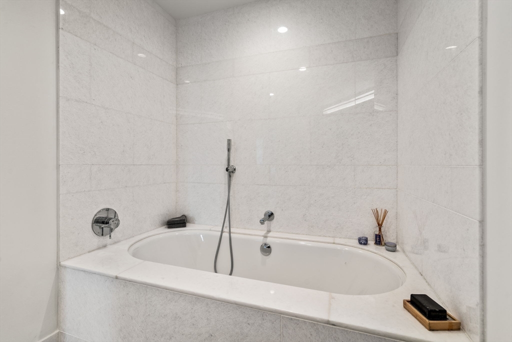 100 Lovejoy Wharf, Waterfront