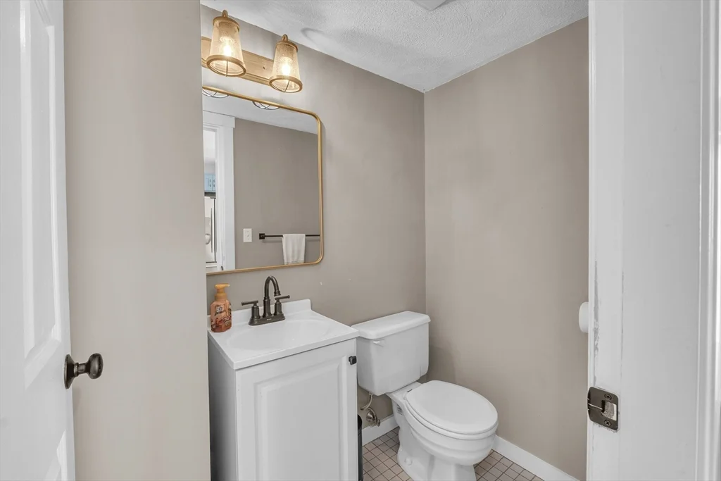 18 Merlin Ct, Tatnuck