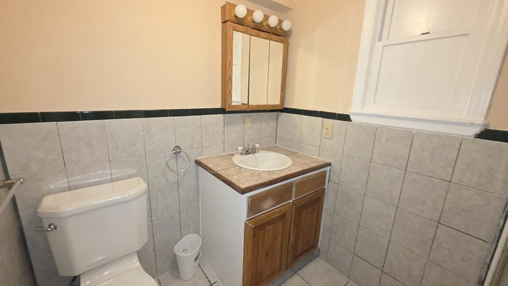 85 Burlingame, Charlton