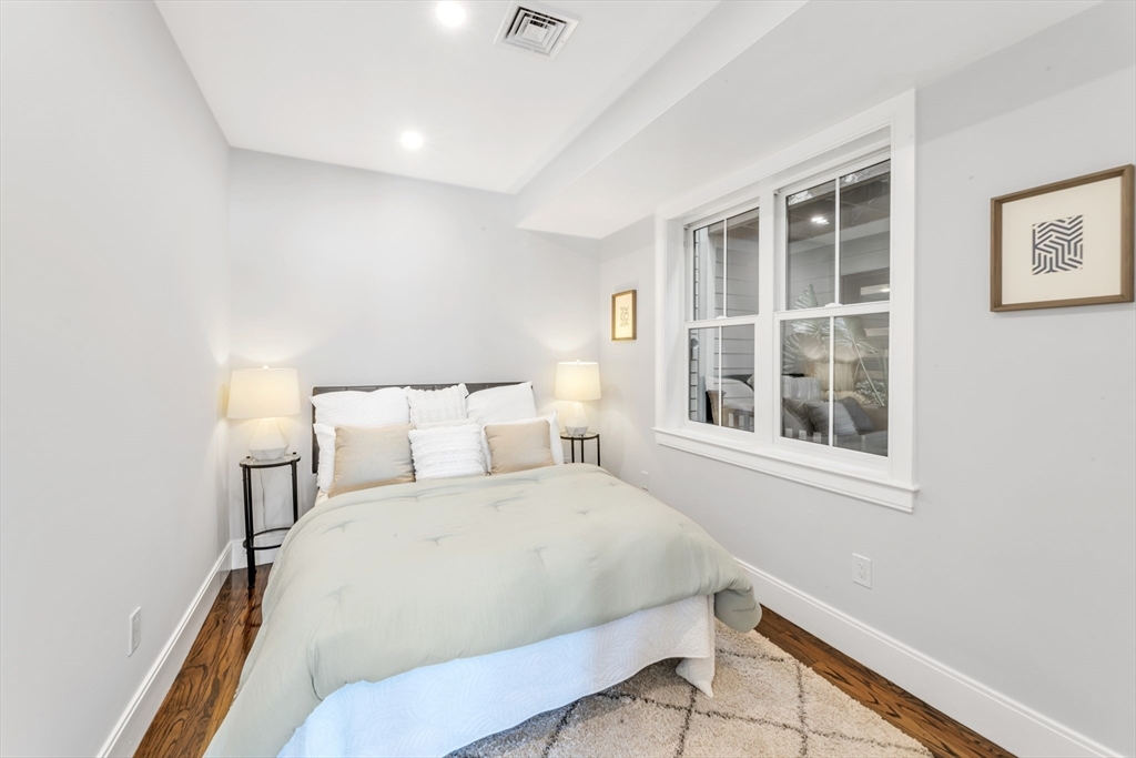 582 East Broadway, Boston