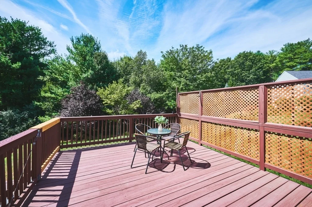 27 Cranberry Ln, Burlington