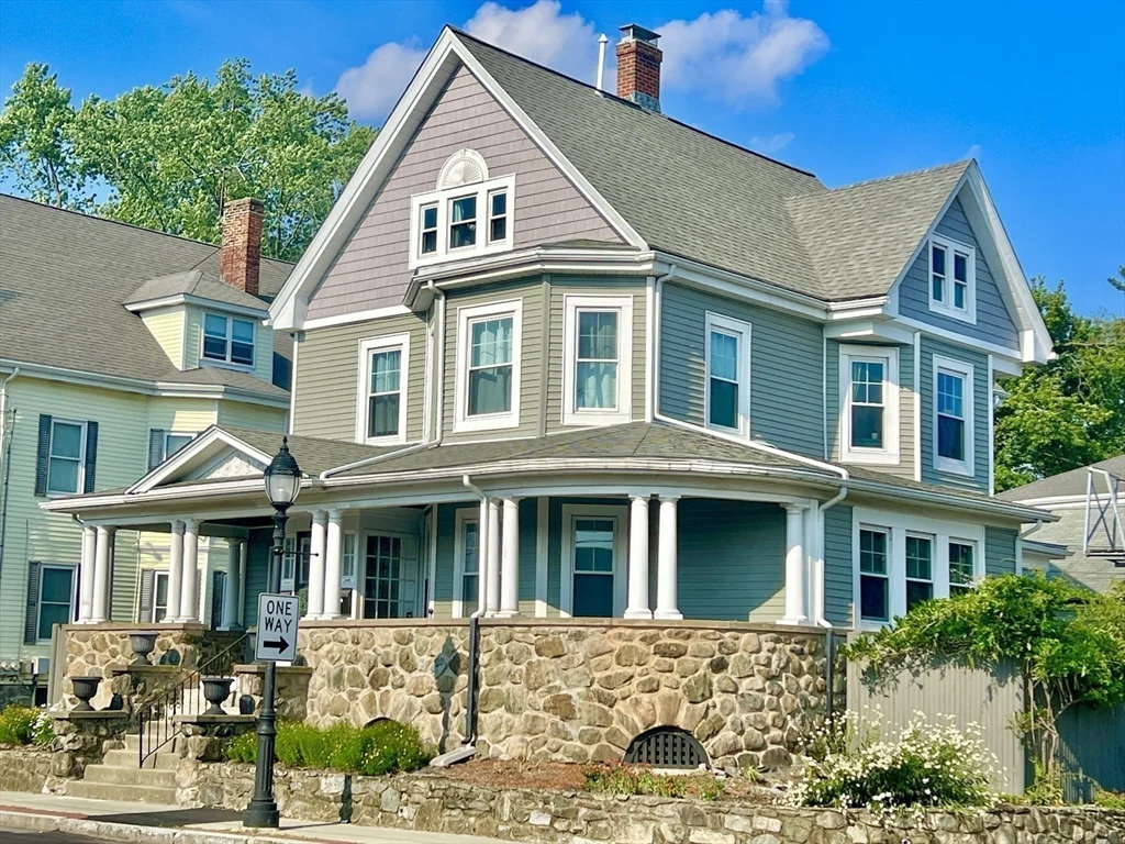 812 Moody St, South Side