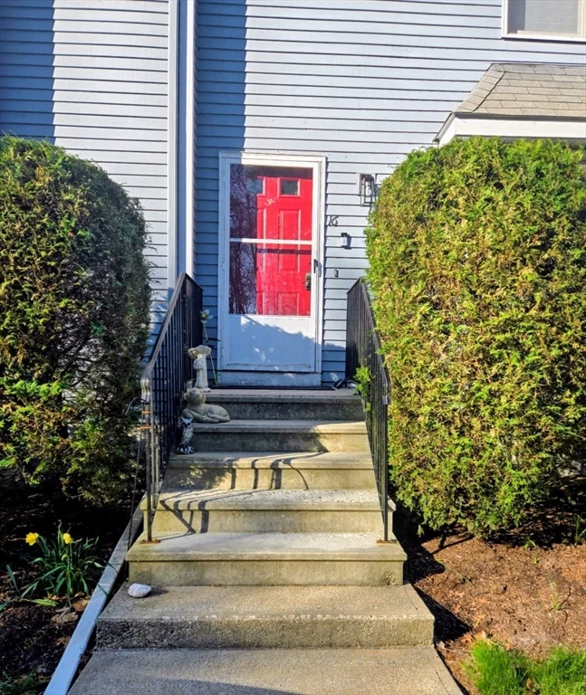 16 Pinecrest Village, Hopkinton