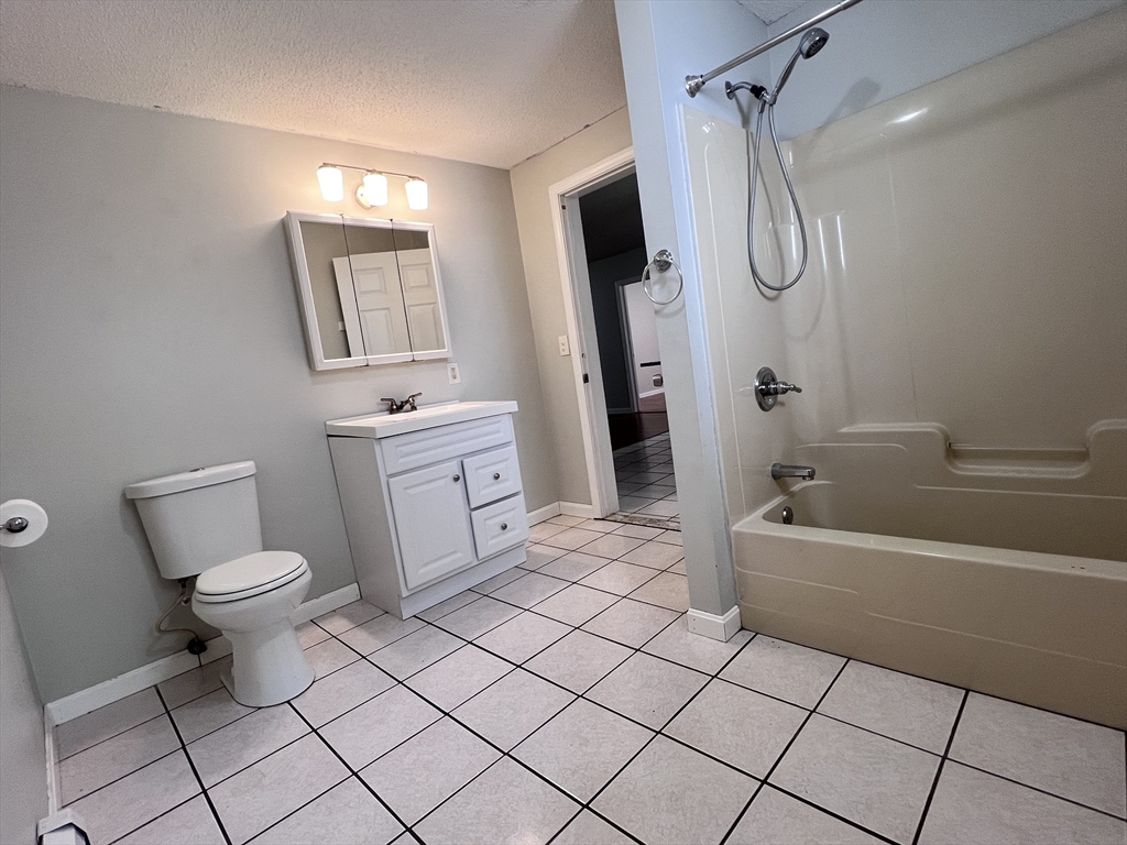 991 County St, Fall River