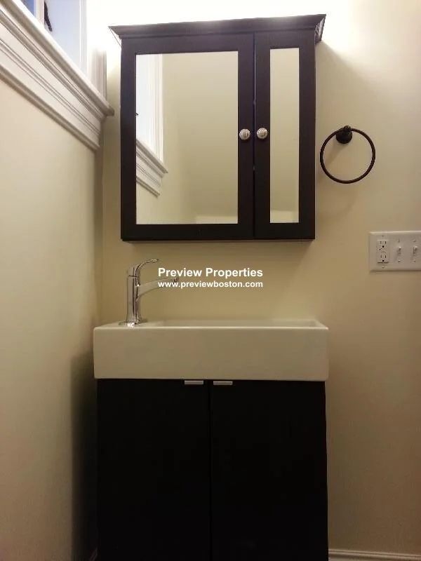 84 Linden St, Allston