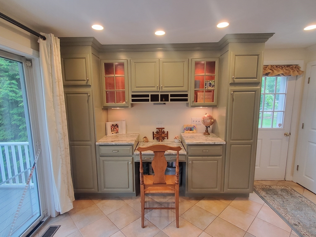 2 Valley Rd, Whitman