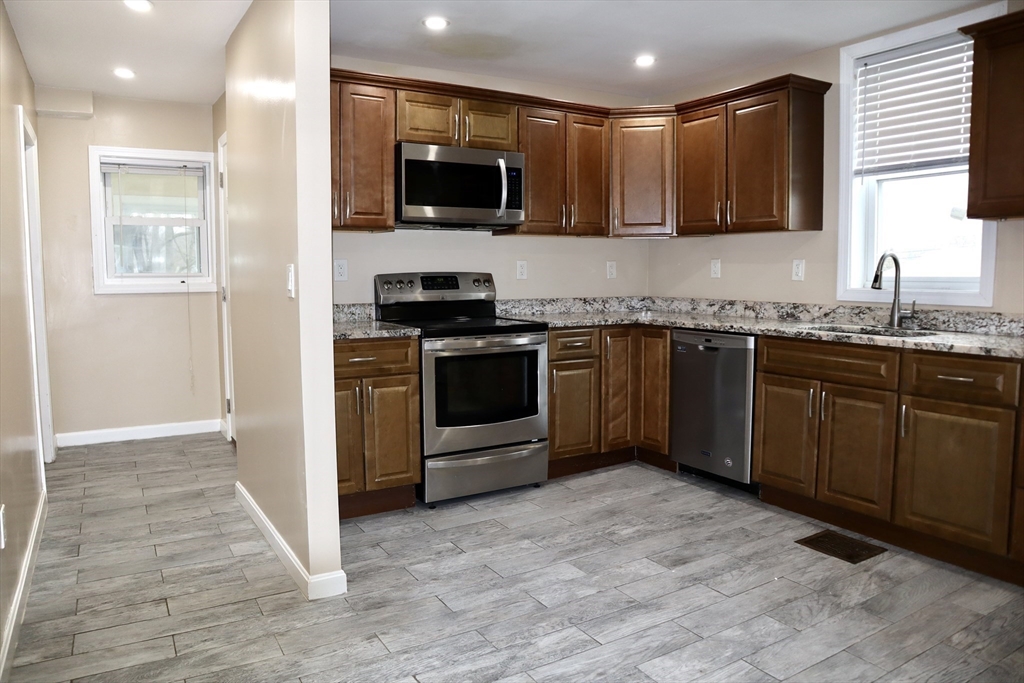 4 Champlain Rd, Salem